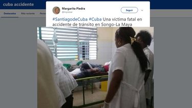 Personal médico atiende a uno de los lesionados en el accidente de tráfico de este 25 de junio en el oriente de Cuba, donde una persona perdió la vida.