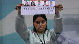 Un funcionario electoral cuenta un voto para el candidato presidencial del Partido Nacional, Nasry Asfura, tras el cierre de los colegios electorales durante las elecciones generales de Honduras en Tegucigalpa el 30 de noviembre de 2025. &nbsp;