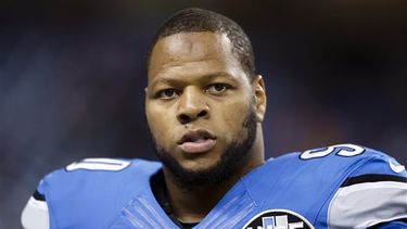 A Suh se le considera como el mejor jugador defensivo de su generación en la NFL. (AP)