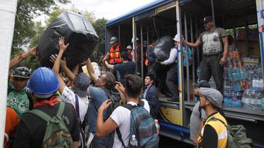 Voluntarios alistan víveres en Centros de Acopio cercanos a los edificios colapsados tras el sismo de magnitud 7.1 en la escala de Richter.&nbsp;