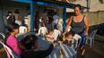 Natalia Contreras, una migrante venezolana, atiende a sus hijos mientras se preparan para desayunar en Rio Branco, Brasil, el 22 de junio de 2024. Migrantes, policías, funcionarios y analistas afirman que la decisión de Joe Biden de suspender temporalmente el asilo ha generado una actitud de espera entre los migrantes que están en Brasil y han paralizado sus planes de llegar a Estados Unidos.&nbsp;