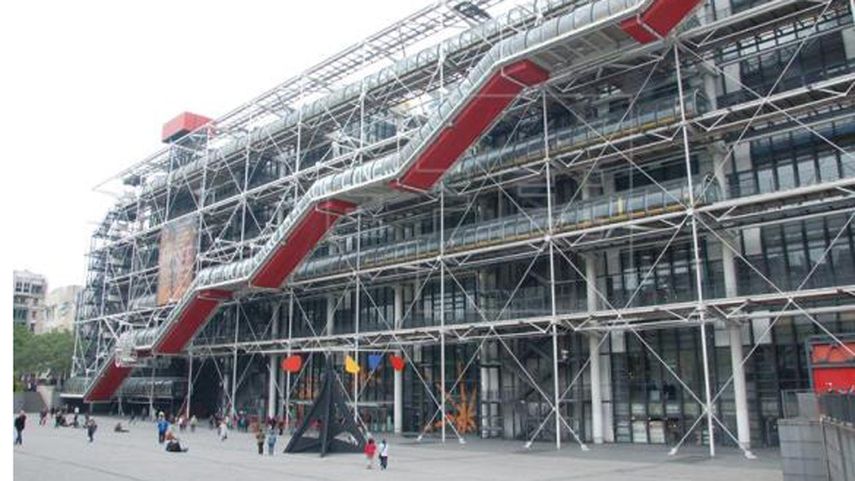 La escalera mecánica que trepa por la fachada y los paneles de vidrio que la recubren serán reemplazados.