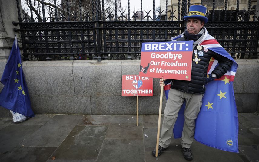 Steve Bray, activista contra el Brexit, frente al Parlamento en Londres. Los carteles dicen: Brexit, adi&oacute;s a nuestra libertad de movimientos y Mejor juntos.