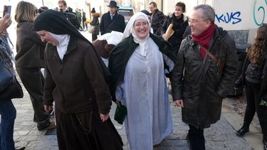 La exabadesa de la orden de las Clarisas de Belorado, Laura García de Viedma, sonríe tras salir de un juzgado tras su liberación en Briviesca, provincia de Burgos, el 28 de noviembre de 2025, un día después de ser detenida junto con otra hermana en dos operaciones policiales separadas.