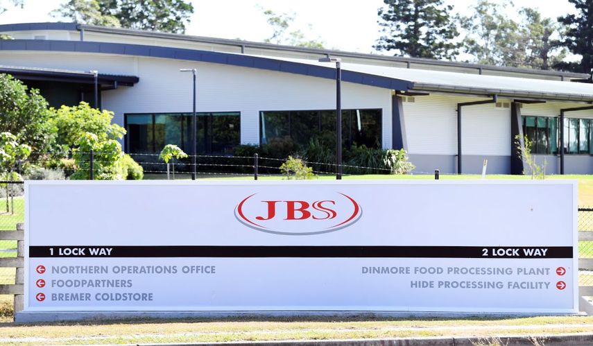 El logotipo de JBS, la mayor empresa de procesamiento de carne del mundo, a la entrada de una de sus plantas. &nbsp;