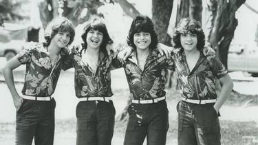 Al lado izquierdo de Chayanne, Santa, quien fue parte del grupo original que se creó en 1978 con cuatro miembro