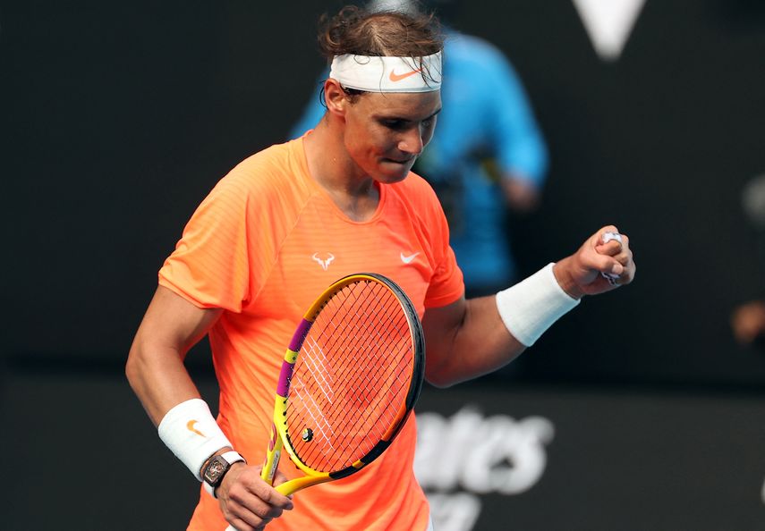 El español Rafael Nadal celebra su punto de partido contra el italiano Fabio Fognini durante su partido individual masculino en el octavo día del torneo de tenis del Abierto de Australia en Melbourne el 15 de febrero de 2021. David Gray / AFP