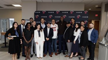 Empleados de la sucursal Chase en Downtown Miami participaron en el lanzamiento de la alianza con el Miami HEAT.