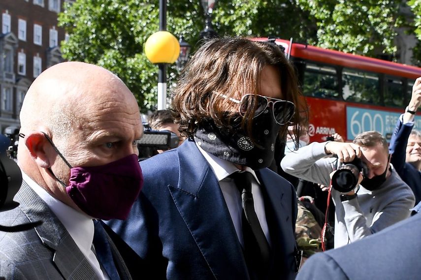 Johnny Depp, segundo de izquierda, con mascarilla, llega al tribunal en Londres, martes siete de julio de 2020.&nbsp;