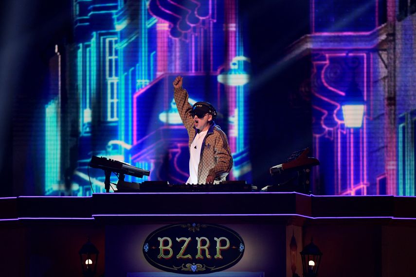 El DJ y productor discográfico argentino Bizarrap actúa durante la 24ª ceremonia anual de los Premios Grammy Latinos en el Centro de Conferencias y Exposiciones (FIBES) de Sevilla el 16 de noviembre de 2023.&nbsp;