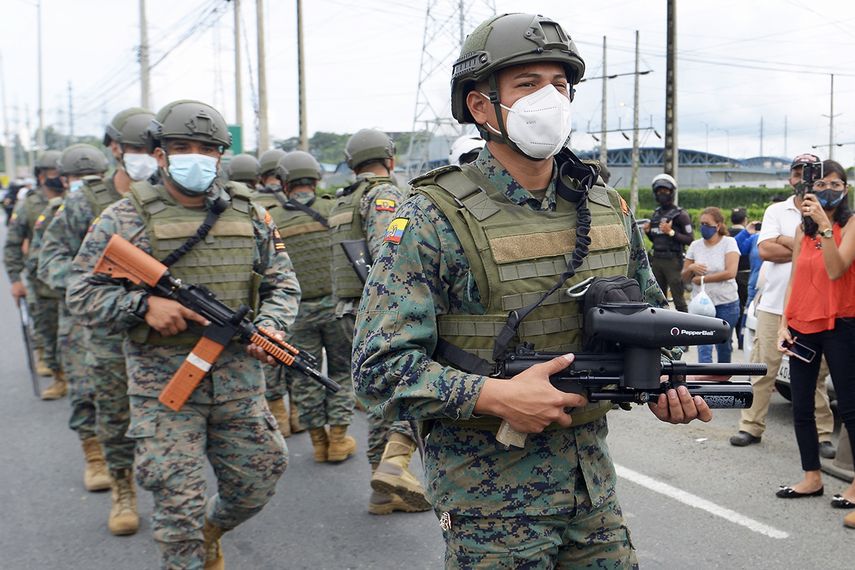 Militares se aprestan a entrar a una de las cárceles de Ecuador.