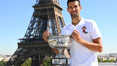 Novak Djokovic posa con el trofeo de campeón del Abierto de Francia frente a la torre Eiffel, el lunes 14 de junio de 2021
