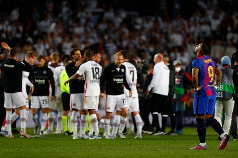 El Eintracht de Fráncfort celebra luego de eliminar al FC Barcelona de la Europa League