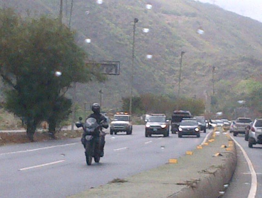 Convoy de la policía política Sebin tomó la autopista Caracas-La Guaira el 18 de junio de 2015. (Foto: Informe Otálvora)