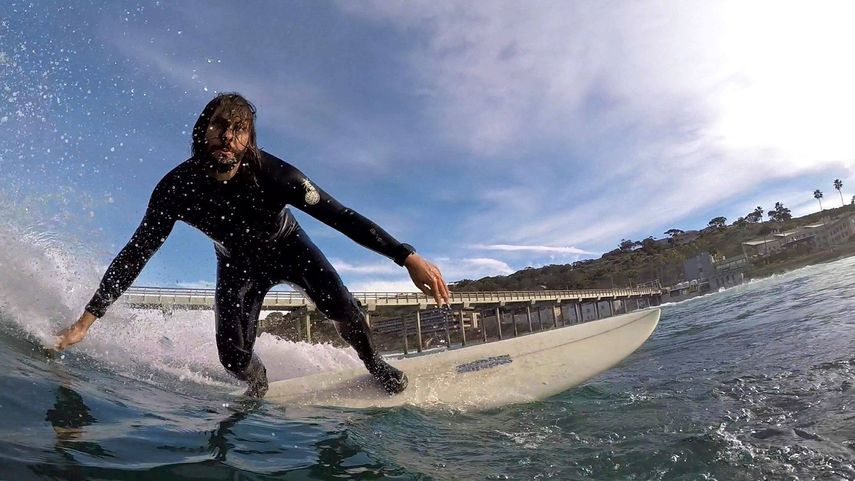 El surfista Dave Schwartz prueba la tabla de surf Smartfin.