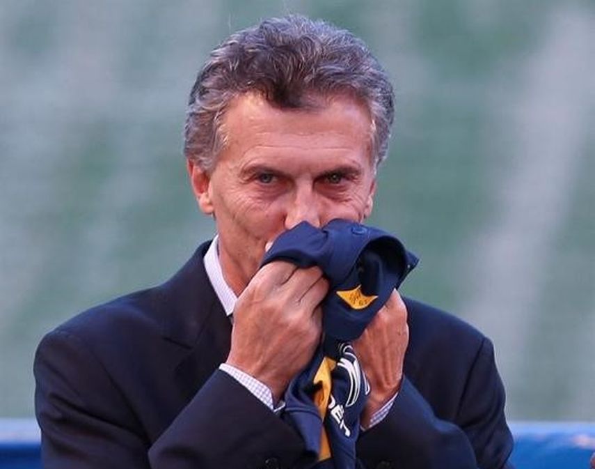 Macri no oculta sus sentimientos por el club Boca Juniors, donde jugó Maradona. (EFE)