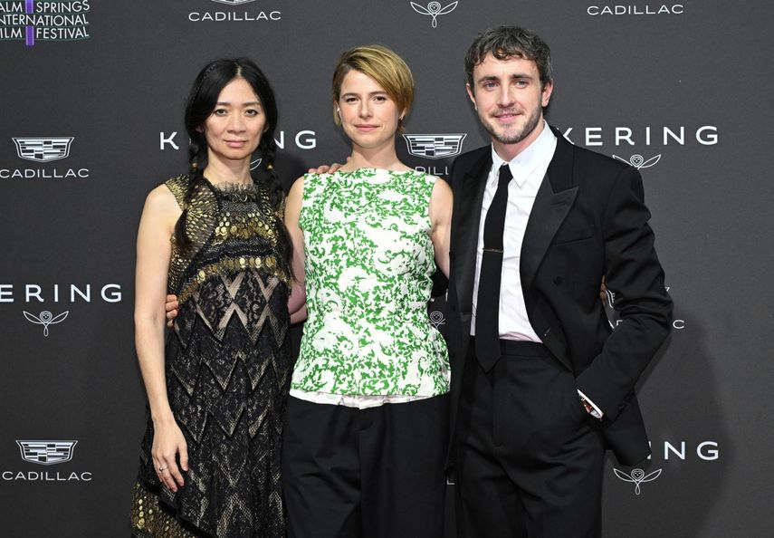 La cineasta china Chloe Zhao, la actriz irlandesa Jessie Buckley y el actor irlandés Paul Mescal, del equipo de Hamnet asisten a los Premios del Festival Internacional de Cine de Palm Springs, en California.&nbsp;