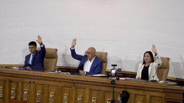 Al centro, el presidente del Parlamento chavista, Jorge Rodríguez.