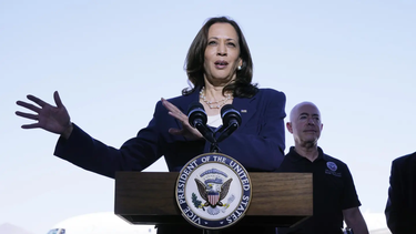 La vicepresidenta Kamala Harris arriba a un centro de detención de migrantes en Texas en junio de 2021, el único viaje que ha realizado desde que fue designada para resolver el caos migratorio.