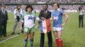 En imagen de archivo del 23 de mayo de 1998, el astro argentino Diego Armando Maradona, izquierda, el brasileño Pelé, centro, y el francés Michel Platini posan estrechando manos durante el partido de despedida de Platini en el estadio Nancy, en el este de Francia. En imagen de archivo del 23 de mayo de 1998, el astro argentino Diego Armando Maradona, izquierda, el brasileño Pelé, centro, y el francés Michel Platini posan estrechando manos durante el partido de despedida de Platini en el estadio Nancy, en el este de Francia.