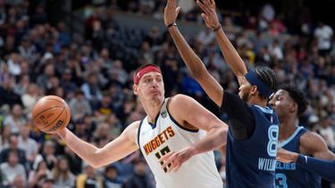 Foto del 7 de abril del 2022, el pívot de los Nuggets de Denver Nikola Jokic intenta pasar el balón superando al base de los Grizzlies de Memphis Ziaire Williams. El jueves 30 de junio del 2022, Jokic firma una extensión de contrato supermáximo con los Nuggets en el inicio de la agencia libre de la NBA.