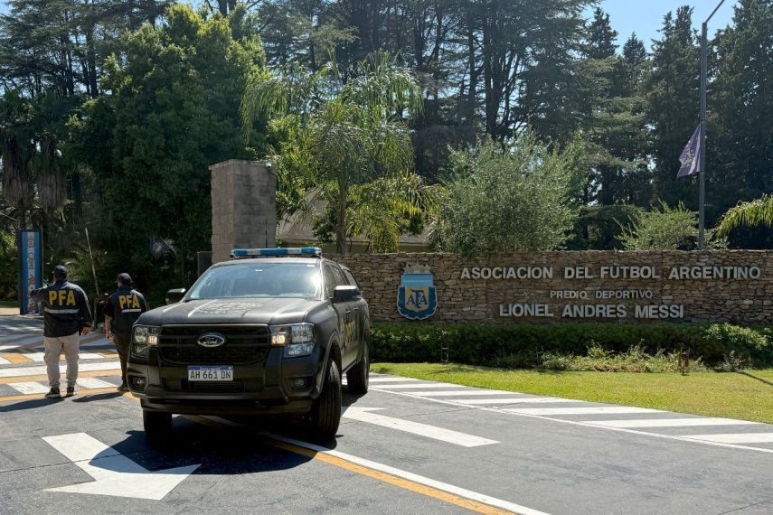 Miembros de la Policía Federal en las afueras de la sede de la Asociación de Fútbol Argentina en Ezeiza, Buenos Aires, el 30 de diciembre de 2025.