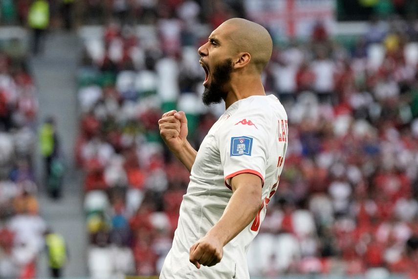 Aissa Laidouni, de Túnez, reacciona ante su afición en el estreno de su equipo en el Grupo D del Mundial de Catar frente a Dinamarca, en el estadio Ciudad de la Educación, en Al Rayyan, Catar, el 22 de noviembre de 2022.&nbsp;