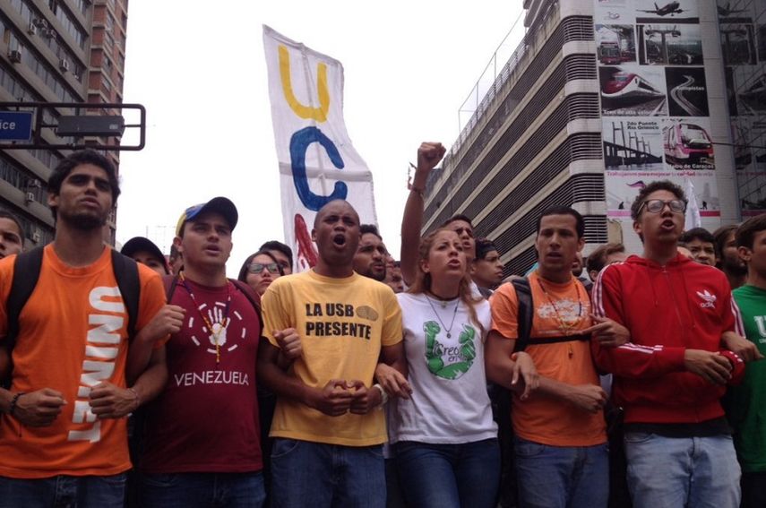 Estudiantes venezolanos en el inicio de las protestas en Caracas este Primero de Mayo.
