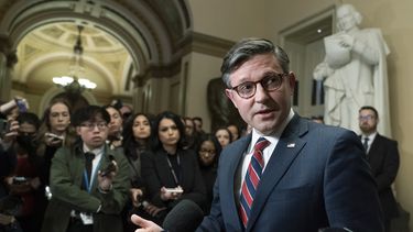 El presidente de la Cámara Baja de Estados Unidos Mike Johnson habla con los medios de prensa en el Capitolio