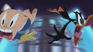 Daddy Duck y Porky Pig unen fuerzas para salvar al mundo en esta nueva película de los Looney Tunes.