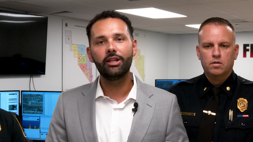 Bryan Calvo, alcalde de Hialeah, junto al mayor Jorge Llanes, jefe del centro de emergencia de la ciudad.&nbsp;