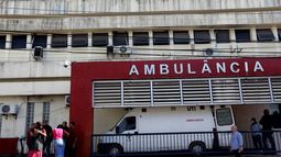 La gente espera afuera del Hospital Getulio Vargas la llegada de las personas que resultaron heridas o murieron durante una redada policial en la favela Vila Cruzeiro de Río de Janeiro, Brasil, el martes 24 de mayo de 2022.