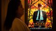 Una mujer pasa junto a un cartel de la película Oppenheimer en Tokio el 29 de marzo de 2024. &nbsp; &nbsp;