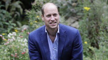 En esta foto del 16 de julio de 2020, el príncipe William de Inglaterra habla con usuarios del servicio durante una visita a Garden House en Peterborough, Inglaterra.