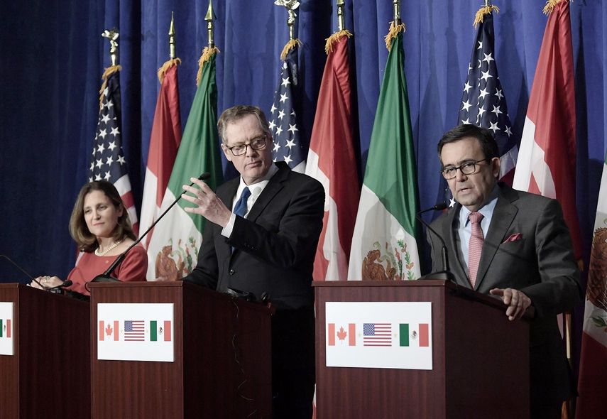 La ministra canadiense de Asuntos Exteriores, Chrystia Freeland; el representante de Comercio Exterior de EEUU, Robert Lighthizer, y el secretario de Economía mexicano, Ildefonso Guajardo, tras la ronda de renegociación del Tratado de Libre Comercio de América del Norte (TLCAN) en octubre de 2017, en Washington.