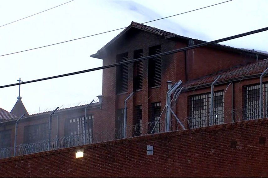 Equipos de bomberos combaten un incendio en una prisión de Huntsville, Texas, el viernes 25 de agosto de 2023.&nbsp;