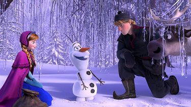 Una escena con los personajes de la película Frozen de Disney. Anna, Olaf y Kristoff. Las voces en ese orden fueron prestadas por Kristen Bell, Josh Gad y Jonathan Groff. La cinta se mantiene en primer lugar en ingresos en taquilla. (AP Foto/Disney)