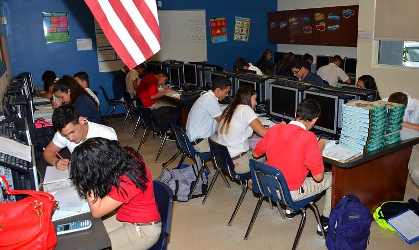 Estudiantes de secundaria de Hialeah Educational Academy. (Giselle Santalucci)