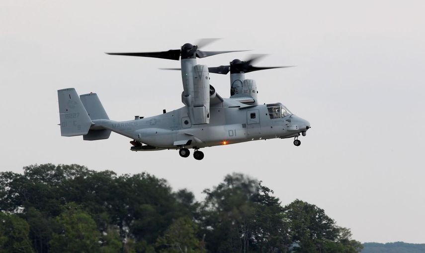 Una aeronave MV-22B Osprey vuela en las instalaciones de la base de Cuerpo de Infantería de la Marina en Quantico, Virginia.