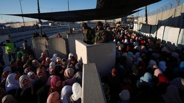 Palestinos pasan por el puesto de control israelí de Kalandia mientras se dirigen a la mezquita Al-Aqsa para asistir a los rezos del primer viernes del mes del Ramadán, este viernes en Jerusalén (Israel).