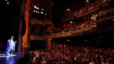 La cantante Annisa Gathers se presenta durante un concierto tributo a Celia Cruz como parte de la celebración del 80 aniversario del Teatro Apollo en Harlem NuevaYork. (EFE)