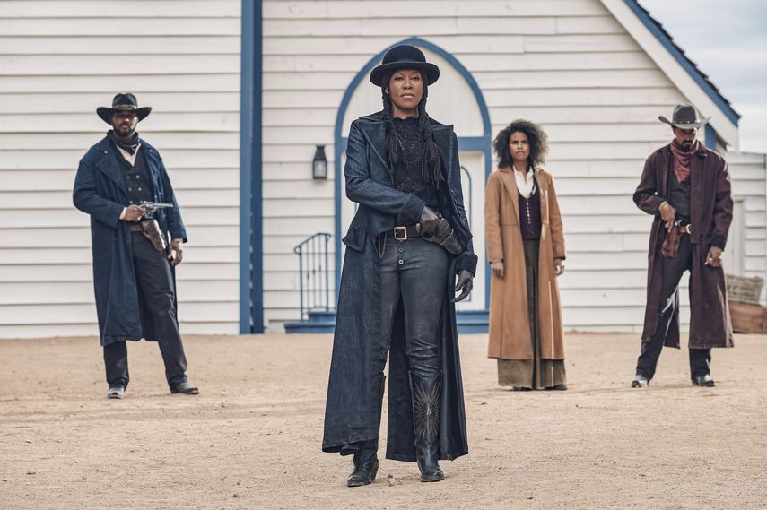 En esta imagen proporcionada por Netflix Regina King, centro, de la película The Harder They Fall. La producción lidera las nominaciones a los Premios Image.