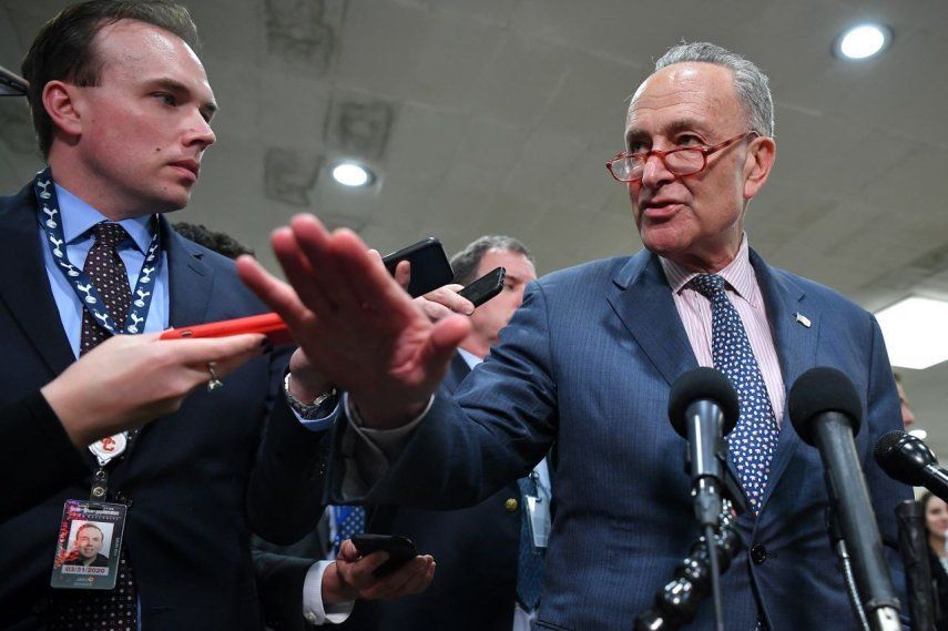 El líder de la minoría en el Senado de EEUU, Chuck Schumer, es entrevistado por los periodistas.