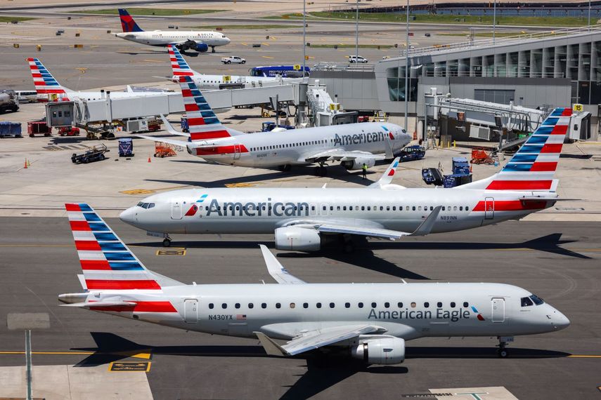 Aviones de American Airlines en hangares del Aeropuerto Internacional de Miami.