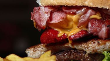 El menú de Avenue Burger y algo más incluye un total de 19 tipos de hamburguesas representadas en distintas avenidas de Caracas y un poco más allá. Así se puede “transitar” desde la Av. Francisco de Miranda, la Av. Rómulo Gallegos hasta llegar a la hamburguesa Los Corales, -en las adyacencias de la capital- que incluye camarones rebozados, cangrejo, lechuga, salsa tártara con papas fritas y ensalada de repollo y zanahorias