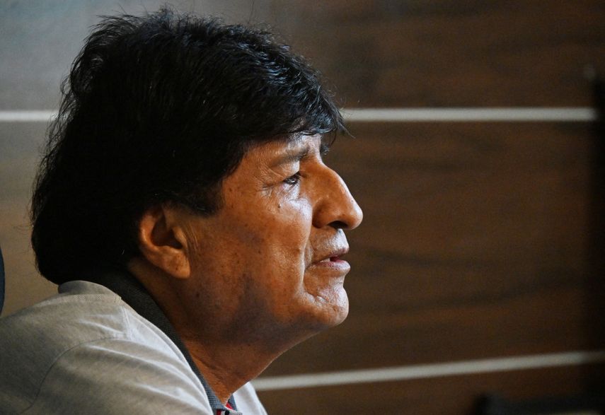 El expresidente boliviano Evo Morales observa durante una entrevista con AFP en la zona cocalera de Lauca Ene, Bolivia, el 28 de abril de 2025.