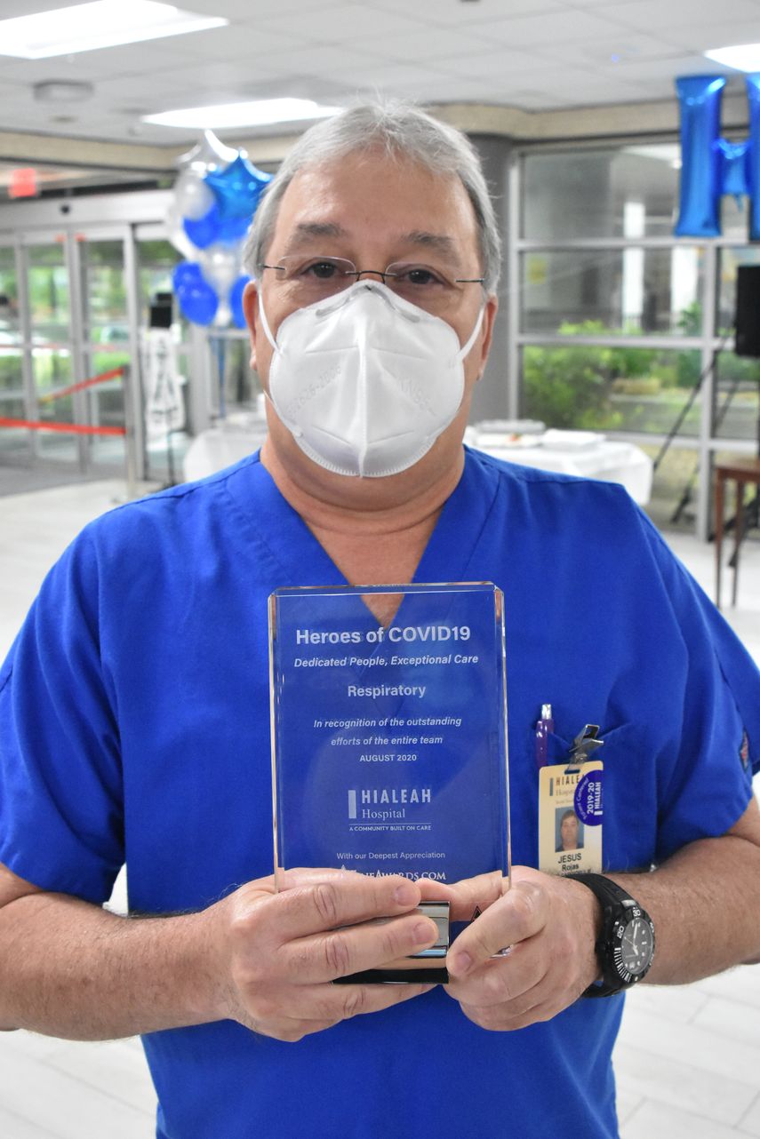 Jes&uacute;s Rojas, del departamento de atenci&oacute;n respiratoria en el Hialeah Hospital, muestra el reconocimiento recibido este 19 de agosto de 2020.&nbsp;