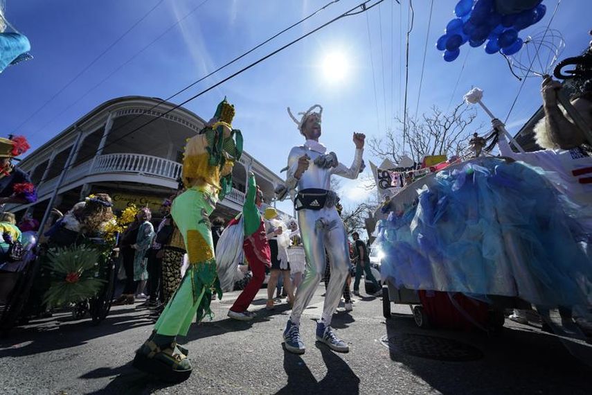 Una persona marcha en el desfile de la Société de Sainte Anne durante las celebraciones del Mardi Gras en Nueva Orleans, el martes 1 de marzo de 2022.