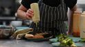Un miembro del personal prepara algo de comida en el restaurante The Canteen, uno de los primeros en el Reino Unido en incluir la huella de carbono de sus platos en su menú además de las calorías, en Bristol, el 3 de agosto de 2022.