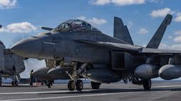 El portaviones más grande del mundo Gerald R. Ford (CVN 78), está en la lucha con las fuerzas estadounidenses que apoyan la Operación Furia Épica desde el mar Mediterráneo. El portaviones más grande del mundo Gerald R. Ford (CVN 78), está en la lucha con las fuerzas estadounidenses que apoyan la Operación Furia Épica desde el mar Mediterráneo.